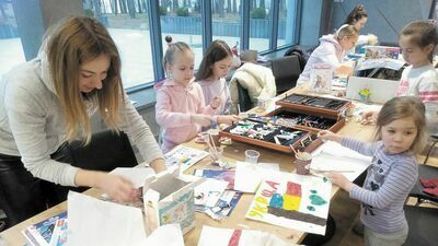 Gdy nie zapadła jeszcze decyzja, gdzie ostatecznie osiądą uchodźcy dzieci nie chodzą do przedszkoli i szkół. Wolny czas, którego jest bardzo dużo, organizują im wolontariusze. Malowanie jest też elementem psychoterapii