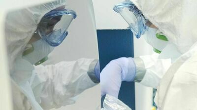 Lekarze: Covid-19 nie zniknął, przysłoniła go wojna