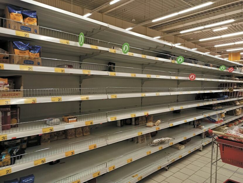 Z półek w marketach znikają w szybkim tempie produkty, które najczęściej przekazujemy na pomoc uchodźcom jak konserwy, ryż, mąka, a także artykuły higieniczne. Tak w poniedziałek wyglądał sklep Auchan przy ul. Chodźki w Lublinie