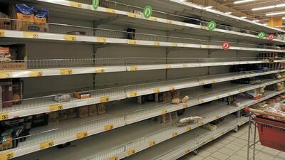 Z półek w marketach znikają w szybkim tempie produkty, które najczęściej przekazujemy na pomoc uchodźcom jak konserwy, ryż, mąka, a także artykuły higieniczne. Tak w poniedziałek wyglądał sklep Auchan przy ul. Chodźki w Lublinie