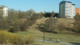 Sprawa dotyczy 1,2 ha terenu na skraju os. Konopnickiej w sąsiedztwie falistego bloku mieszkalnego