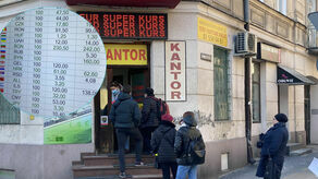 Kantory przy ul. Peowiaków w Lublinie prowadziły w poniedziałek regularny skup ukraińskich pieniędzy. Najwięcej można było dostać 12,50 zł za 100 hrywien