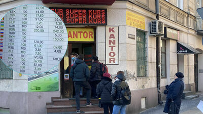 Kantory przy ul. Peowiaków w Lublinie prowadziły w poniedziałek regularny skup ukraińskich pieniędzy. Najwięcej można było dostać 12,50 zł za 100 hrywien