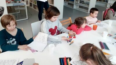 Grupa dzieci z Mariupola podczas zajęć w Gminnym Zespole Szkół w Kazimierzu Dolnym