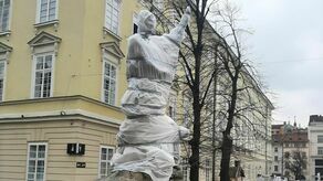 Lwów. Jedna z rzeźb Hartmana Wittwera zabezpieczona na wypadek wojny 