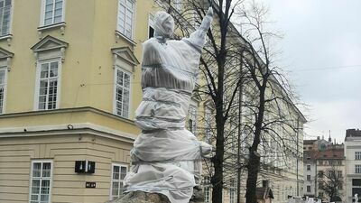 Lwów. Jedna z rzeźb Hartmana Wittwera zabezpieczona na wypadek wojny 