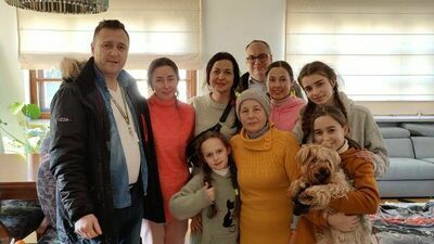 Ola (druga z lewej) z krewnymi i innymi ukraińskimi kobietami przed wyjazdem z Lublina do Wrocławia. Na zdjęciu także Robert Kozar i jego przyjaciel Artur, wolontariusz.