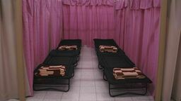 W Chełmie zrobiło się na tyle spokojnie, że do przenocowania uchodźców wystarcza punkt w dawnym supermarkecie Tesco, który dysponuje 700 łóżkami, a zapotrzebowanie wynosi 400 osób na dobę