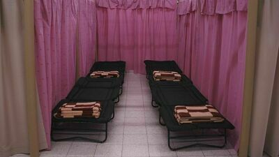 W Chełmie zrobiło się na tyle spokojnie, że do przenocowania uchodźców wystarcza punkt w dawnym supermarkecie Tesco, który dysponuje 700 łóżkami, a zapotrzebowanie wynosi 400 osób na dobę