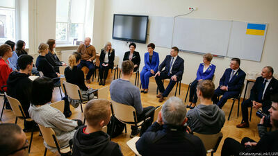 Przemysław Czarnek spotkał się z pochodzącymi z Ukrainy uczniami zespołów przygotowawczych w Zespole Szkół Ekonomicznych