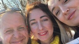 Ola (na zdjęciu w środku) nie wyjechała z innymi kobietami ze swojej rodziny do Holandii. Została w Lublinie. Pracuje na Liliowej 5 z Olą Adamowicz i Łukaszem Stomą. Razem pomagają uchodźcom.