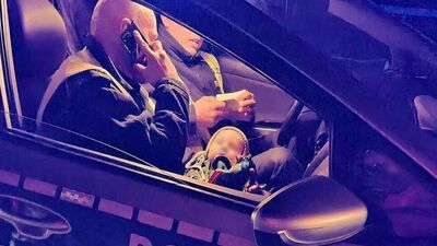 Policjanci relacjonują, że maluch początkowo roztrzęsiony i zapłakany, w radiowozie szybko się uspokoił