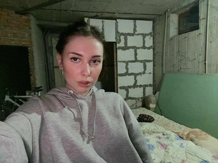 Daria Korsak w schronie, który zrobiła razem z rodziną w piwnicy