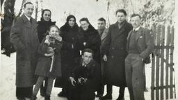 Na fotografii klęczy, trzymając pieska, pan Teodor, za nim stoi jego żona Halina i matka. Reszta osób nieznana. Zdjęcie najprawdopodobniej zrobiono w Białej Podlaskiej