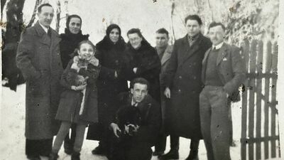 Na fotografii klęczy, trzymając pieska, pan Teodor, za nim stoi jego żona Halina i matka. Reszta osób nieznana. Zdjęcie najprawdopodobniej zrobiono w Białej Podlaskiej