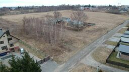 W tym miejscu, mimo protestów okolicznych mieszkańców, miałyby powstać bloki mające łącznie 120 mieszkań, a w planach są już kolejne takie budynki