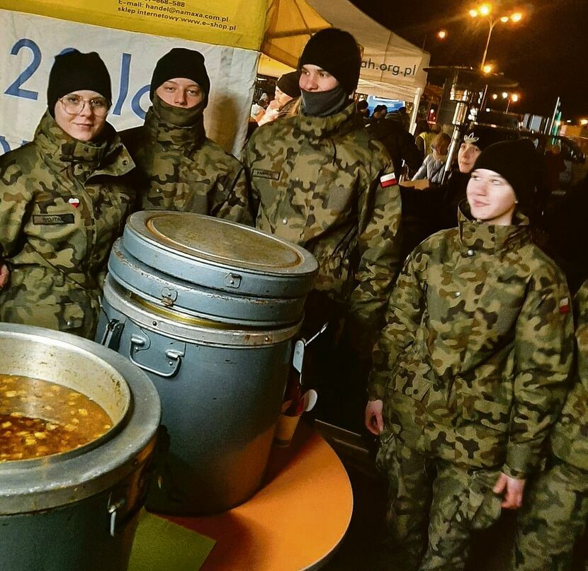 W ostatnich dniach uczniowie z Dubienki jeździli do Dorohuska, aby podzielić się z uchodźcami z Ukrainy ciepłą zupą