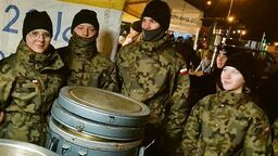 W ostatnich dniach uczniowie z Dubienki jeździli do Dorohuska, aby podzielić się z uchodźcami z Ukrainy ciepłą zupą