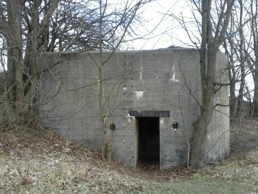 Poniemiecki bunkier na karabin maszynowy MG34 w Gościeradowie, znajduje się w pobliżu drogi, naprzeciwko cmentarza parafialnego.