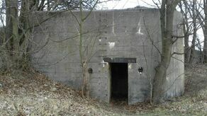 Poniemiecki bunkier na karabin maszynowy MG34 w Gościeradowie, znajduje się w pobliżu drogi, naprzeciwko cmentarza parafialnego.