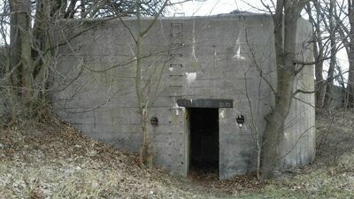 Poniemiecki bunkier na karabin maszynowy MG34 w Gościeradowie, znajduje się w pobliżu drogi, naprzeciwko cmentarza parafialnego.