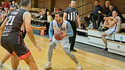 Piotr Ziółkowski (z piłką) to jeden z liderów Symbitu

