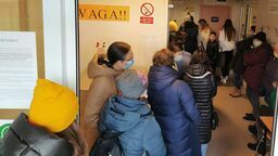 Przy ul. Zemborzyckiej można zrobić sobie za darmo zdjęcie wymagane do złożenia wniosku o PESEL. Przy Wieniawskiej 14 takich udogodnień nie ma i dłużej stoi się w kolejce. Sprawdzamy, jak Lublin radzi sobie z przyznawaniem numerów PESEL uchodźcom z Ukrainy