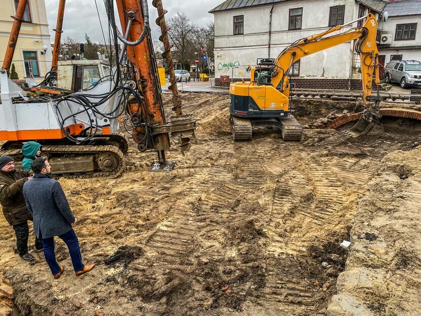 Podczas prac budowlanych przy kamienicy natrafiono na znaleziska, m.in. monety, kafle oraz łuk ceglany