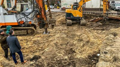 Podczas prac budowlanych przy kamienicy natrafiono na znaleziska, m.in. monety, kafle oraz łuk ceglany