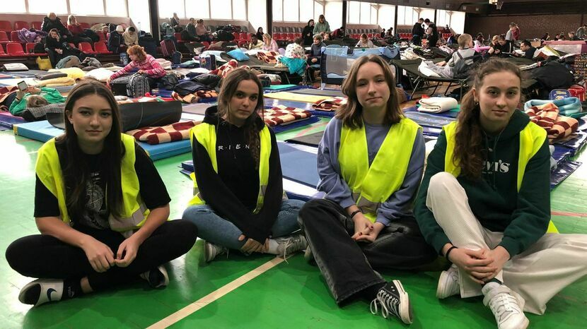Natalia Ferenc, Aleksandra Danielkiewicz, Julia Romańczuk i Maja Dąbrowska spędzają wiele godzin na wolontariacie w punkcie recepcyjnym zorganizowanym w hali ich szkoły.