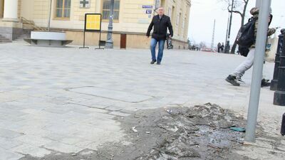 W ramach sprzątania miasta usunięte mają być m.in. składowiska śniegu zalegające wciąż na deptaku i upstrzone gdzieniegdzie psimi odchodami