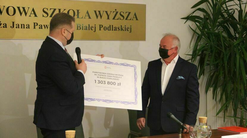 W styczniu minister Przemysław Czarnek odwiedził bialską uczelnię i przekazał symboliczny czek na uruchomienie filii