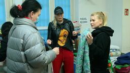 W Fundacji Skakanka, oprócz pomocy wolontariuszy, bardzo potrzebna jest żywność. Uchodźcy najczęściej proszą o kaszę gryczaną, konserwy rybne, gotowe sosy w słoikach, dżemy, ale tak naprawdę „na pniu” schodzą wszystkie produkty spożywcze