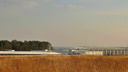 Firma z Lublina jest kolejną, która postanowiła zainwestować w Kraśniku. W marcu 2021 r., warszawska spółka Heron, zajmująca się robotyzacją i automatyzacją procesów przemysłowych, kupiła blisko 2-hektarową działkę od miasta. Natomiast w kwietniu ub. r. kolejny inwestor, z branży meblowej nabył od urzędu trzy działki o łącznej powierzchni 4,3 ha. 