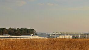 Firma z Lublina jest kolejną, która postanowiła zainwestować w Kraśniku. W marcu 2021 r., warszawska spółka Heron, zajmująca się robotyzacją i automatyzacją procesów przemysłowych, kupiła blisko 2-hektarową działkę od miasta. Natomiast w kwietniu ub. r. kolejny inwestor, z branży meblowej nabył od urzędu trzy działki o łącznej powierzchni 4,3 ha. 