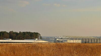 Firma z Lublina jest kolejną, która postanowiła zainwestować w Kraśniku. W marcu 2021 r., warszawska spółka Heron, zajmująca się robotyzacją i automatyzacją procesów przemysłowych, kupiła blisko 2-hektarową działkę od miasta. Natomiast w kwietniu ub. r. kolejny inwestor, z branży meblowej nabył od urzędu trzy działki o łącznej powierzchni 4,3 ha. 