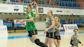 Andrijana Tatar (z piłką) wraca na ligowe parkiety po długiej przerwie

