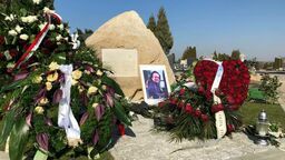 Urna z prochami Witolda Paszta została umieszczona w grobowcu ozdobionym wielkim głazem. W to samo miejsce przeniesiono też prochy ukochanej żony artysty - Marty, która zmarła przed kilkoma laty.