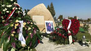 Urna z prochami Witolda Paszta została umieszczona w grobowcu ozdobionym wielkim głazem. W to samo miejsce przeniesiono też prochy ukochanej żony artysty - Marty, która zmarła przed kilkoma laty.