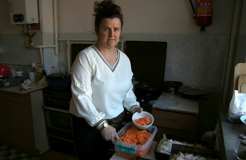 Lokalne stowarzyszenia kobiece z gminy Końskowola od tygodnia dbają o to, żeby uchodźcy z Ukrainy, którzy znaleźli schronienie w Skowieszynie otrzymywali trzy posiłki dziennie. Na zdjęciu Sylwia Skwarek