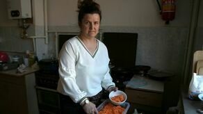 Lokalne stowarzyszenia kobiece z gminy Końskowola od tygodnia dbają o to, żeby uchodźcy z Ukrainy, którzy znaleźli schronienie w Skowieszynie otrzymywali trzy posiłki dziennie. Na zdjęciu Sylwia Skwarek