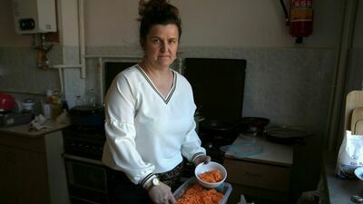 Lokalne stowarzyszenia kobiece z gminy Końskowola od tygodnia dbają o to, żeby uchodźcy z Ukrainy, którzy znaleźli schronienie w Skowieszynie otrzymywali trzy posiłki dziennie. Na zdjęciu Sylwia Skwarek