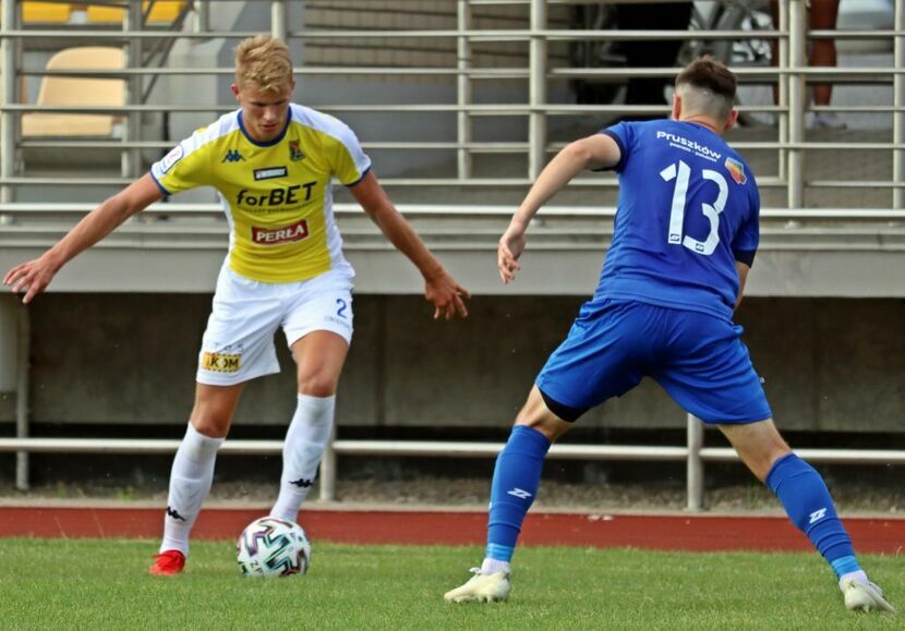 Adrian Dudziński zagrał w lidze trzy mecze i pół spotkania z Chojniczanką. I mimo że występuje na pozycji prawego obrońcy, to strzelił w tym czasie dwa gole