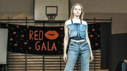 Nastolatki zorganizowały pokaz mody, na którym wystąpiły w stylizacjach powstałych z ubrań, przekazanych przez uczniów podczas „Wielkiej Wymiany Ubrań”.