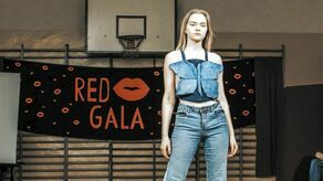 Nastolatki zorganizowały pokaz mody, na którym wystąpiły w stylizacjach powstałych z ubrań, przekazanych przez uczniów podczas „Wielkiej Wymiany Ubrań”.