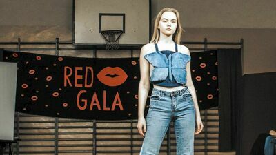 Nastolatki zorganizowały pokaz mody, na którym wystąpiły w stylizacjach powstałych z ubrań, przekazanych przez uczniów podczas „Wielkiej Wymiany Ubrań”.