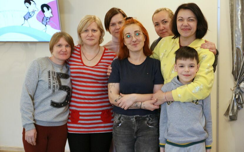 Wala, Natasza, Polina, Natasza, Svieta i Yegor z Agnieszką Matras, menedżerką ośrodka wypoczynkowego "U Błażeja" w Drzewcach. W obiekcie przebywa obecnie 55 uchodźców z Ukrainy
