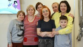 Wala, Natasza, Polina, Natasza, Svieta i Yegor z Agnieszką Matras, menedżerką ośrodka wypoczynkowego "U Błażeja" w Drzewcach. W obiekcie przebywa obecnie 55 uchodźców z Ukrainy