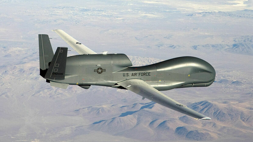 Amerykański dron zwiadowczy RQ-4 Global Hawk może prowadzić rozpoznanie bez przerwy przez 24 godziny z pułapu aż 20 km