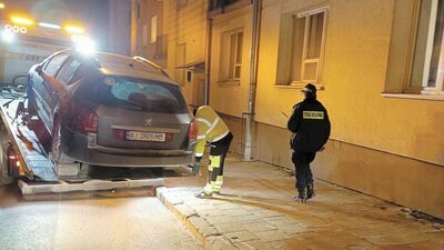 O interwencji strażników miejskich na ul. Niecałej poinformowali nas czytelnicy. Mimo że auta mogły stać w tym miejscu, funkcjonariusze kazali je odholować na parking
